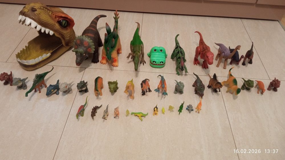 Динозаври іграшки