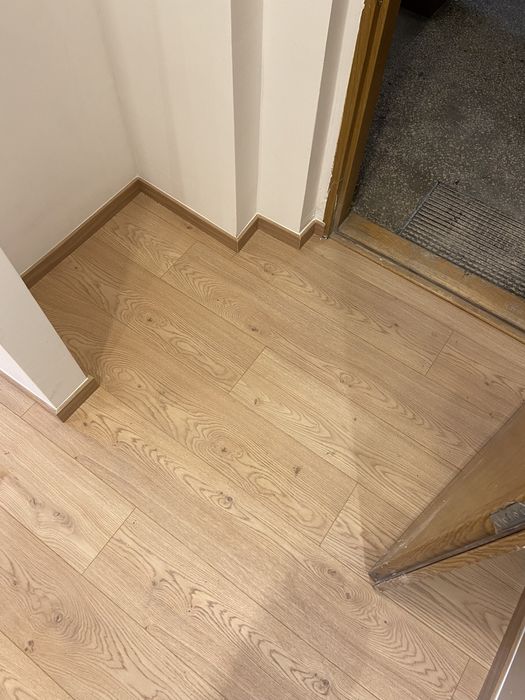 Montaż układanie paneli podłogowych desek Barlinek.