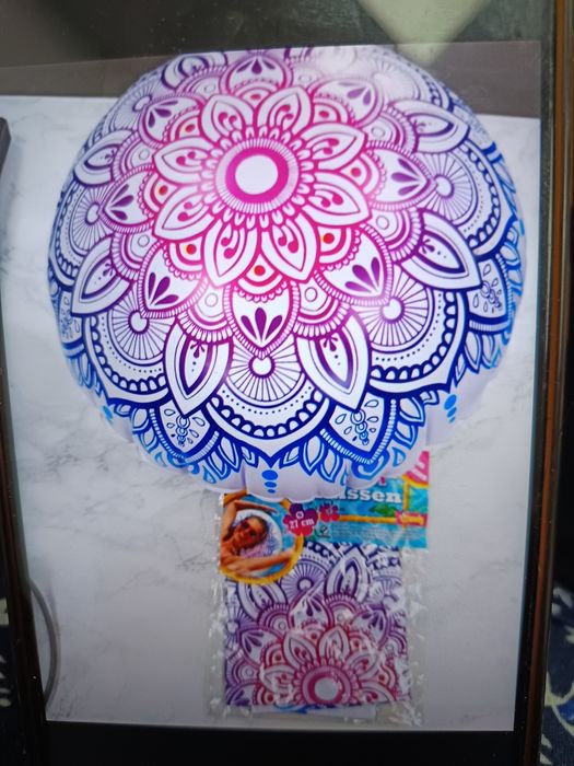 Nowa poduszka do basenu pod głowę nad jeziora