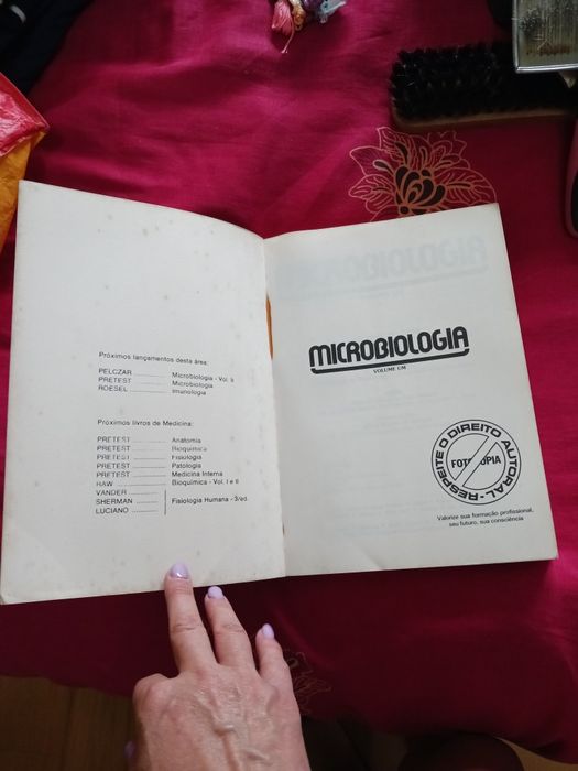 Livro "Microbiologia" de Pelczar