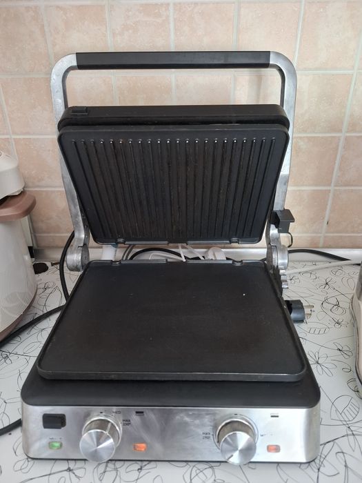 Електричний гриль шашличниця Б/У Delonghi CGH900