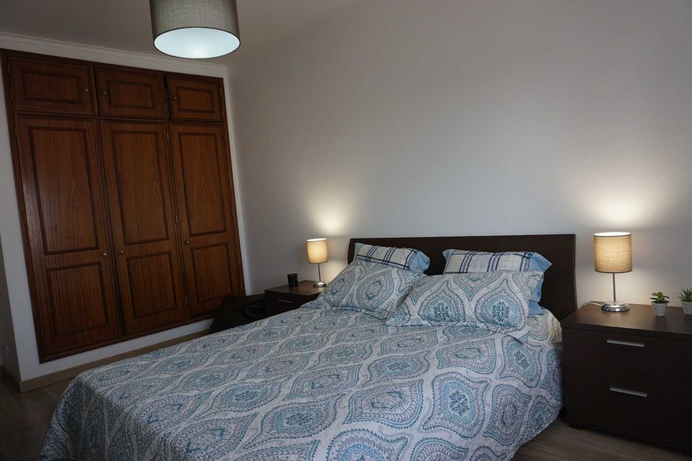Conjunto cama + cómoda + mesas de cabeceira + espelho