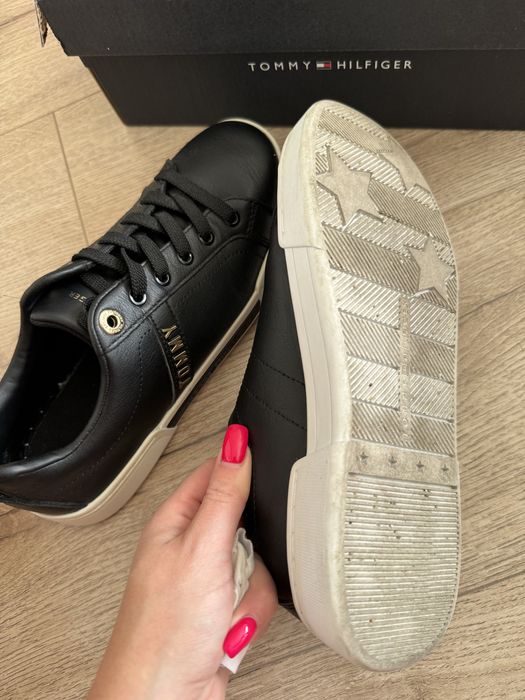 Czarne ze złtym sneakersy Tommy Hilfiger nowe