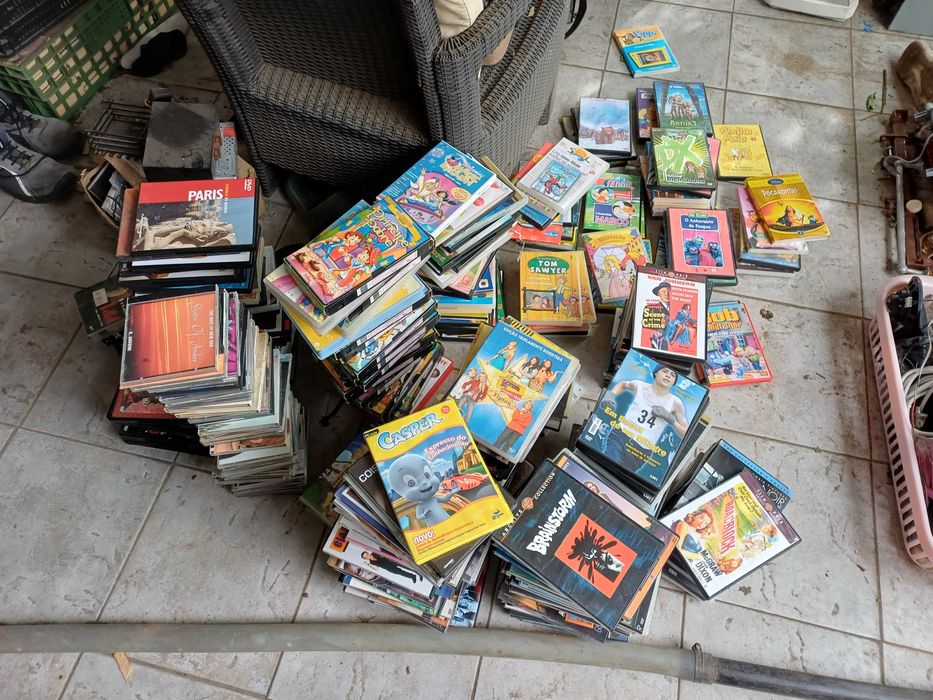 Vendo DVDs e cassetes VHS