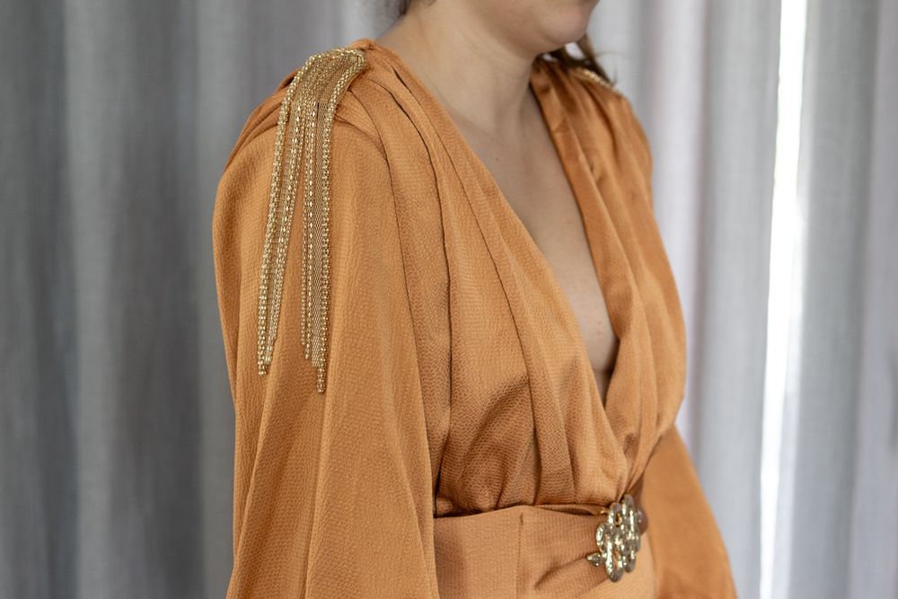 Vestido longo Char com decote em V profundo e franjas nos ombros - Marca: lune eclat