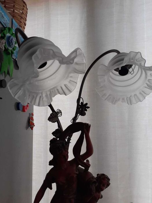 Vendo candeeiro antigo bonito e grande para desocupar. Baixa de preço.