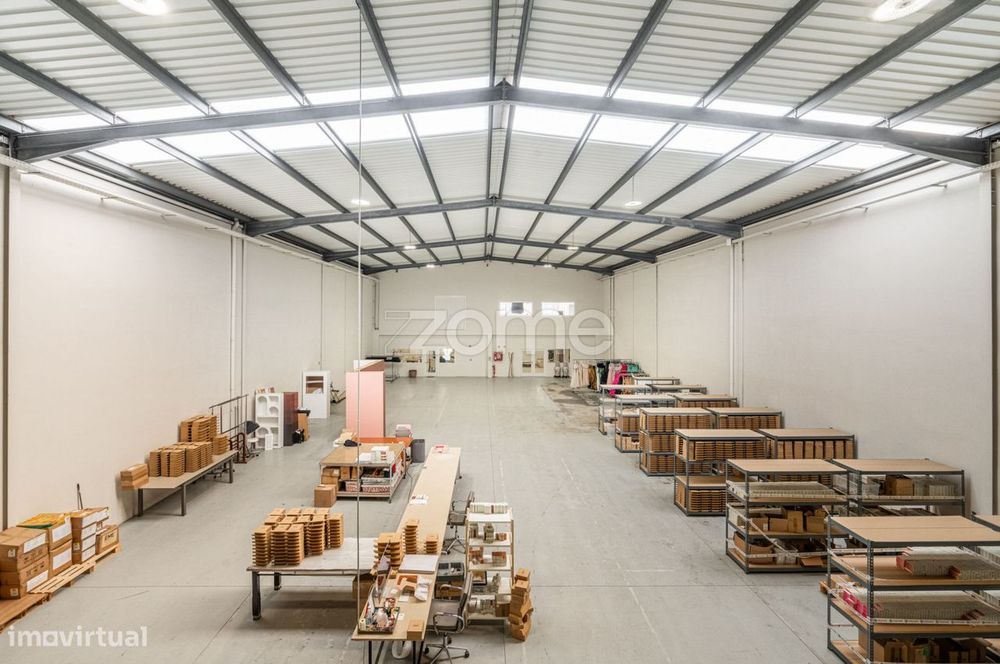 Armazém com 990 m2, Castêlo da Maia