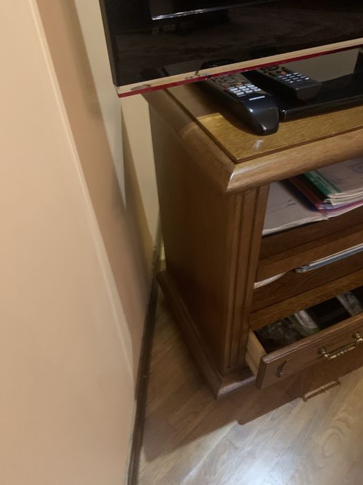 Дубова тумбоча , під телевізор