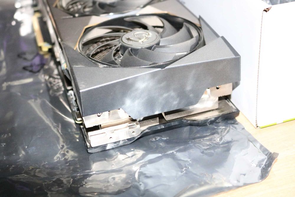 Відеокарта MSI GeForce RTX 3090 SUPRIM X 24G.