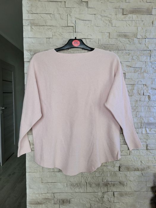 Lekki sweterek pudrowy róż w motyle z kryształkami w prążki L bawełna