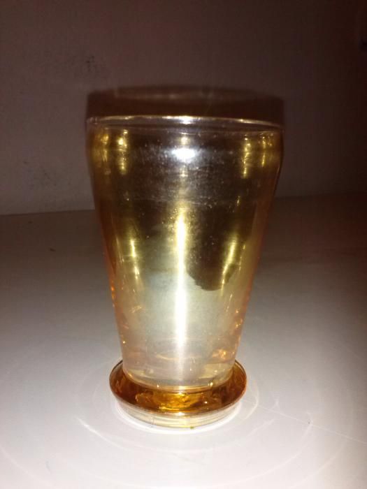 Copos de vidro amarelo e branco