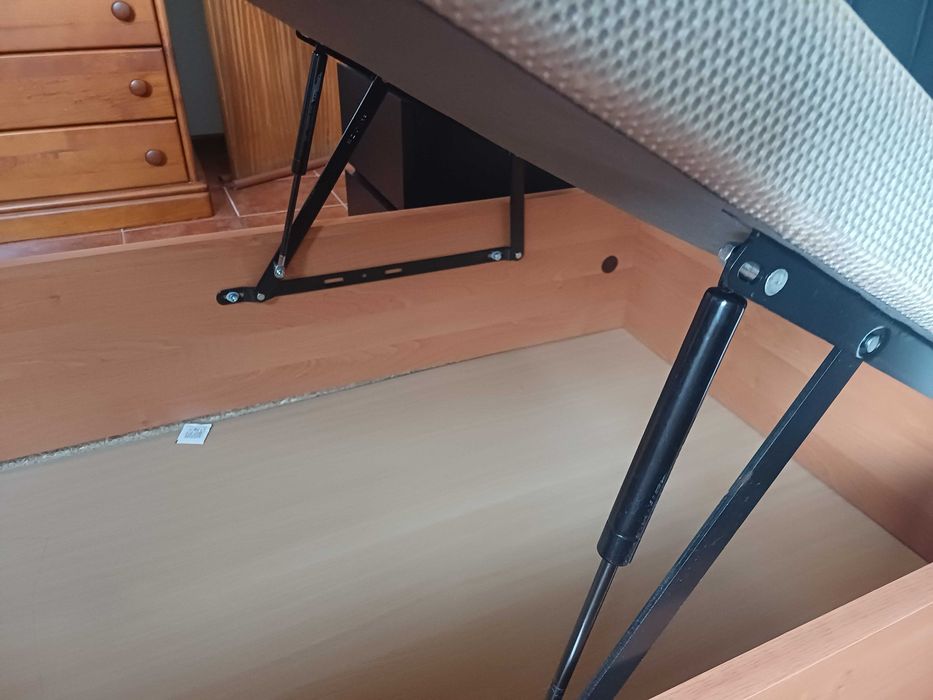 Cama de solteiro com arrumações