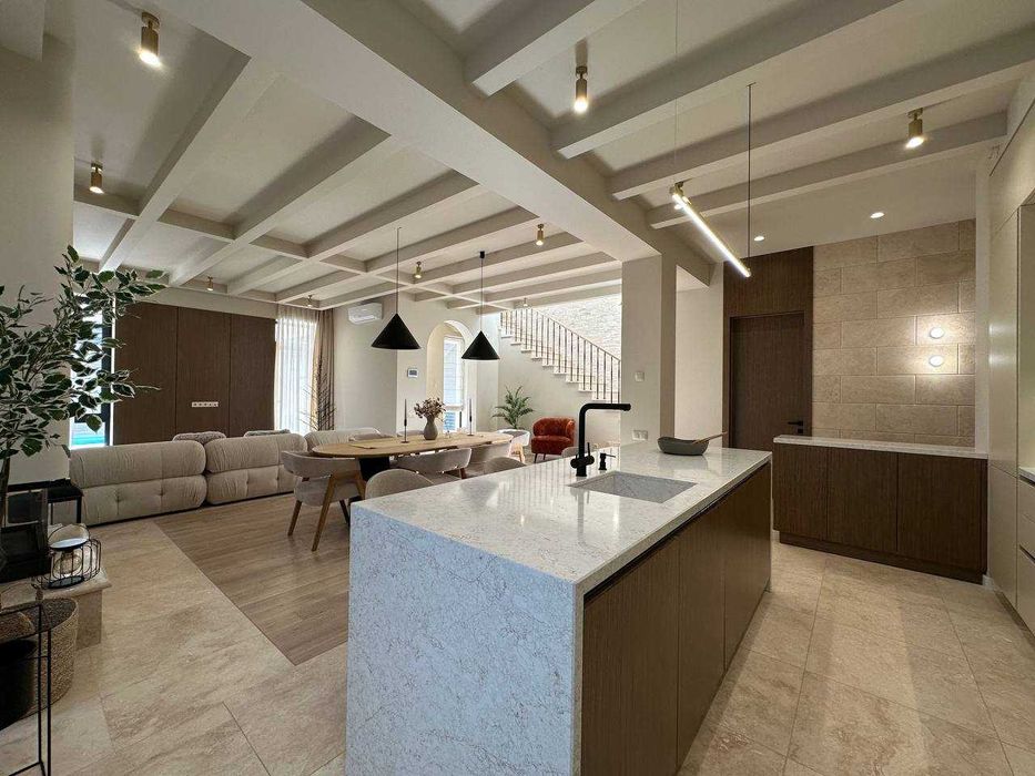 В продаже новый современный дом с бассейном в районе 12ст. Б. Фонтана.