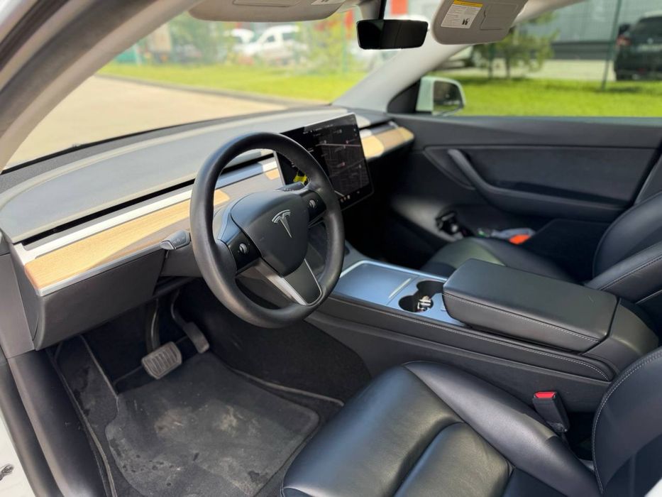 Tesla model Y 2021 года