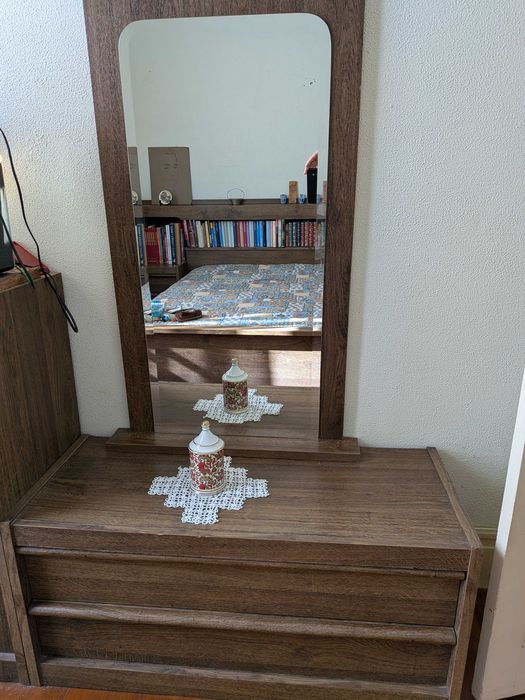 Mobília de quarto de casal com rádio/despertador
