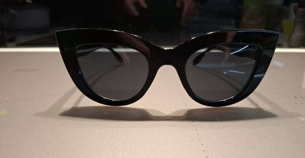 Czarne okulary przeciwsłoneczne damskie