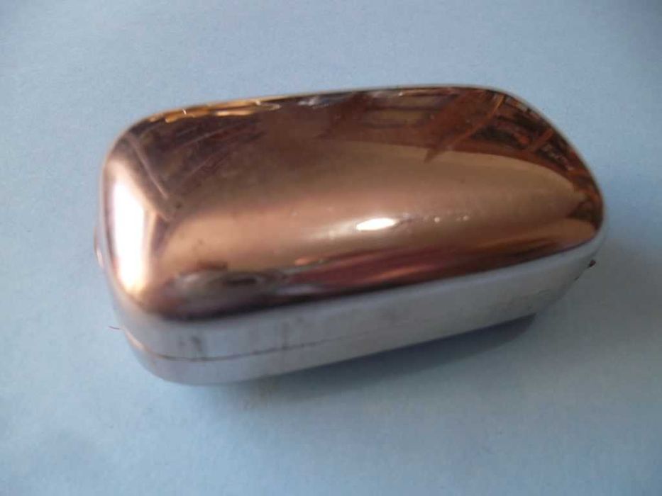 Pequena saboneteira metálica muito antiga, vintage com sabão da época