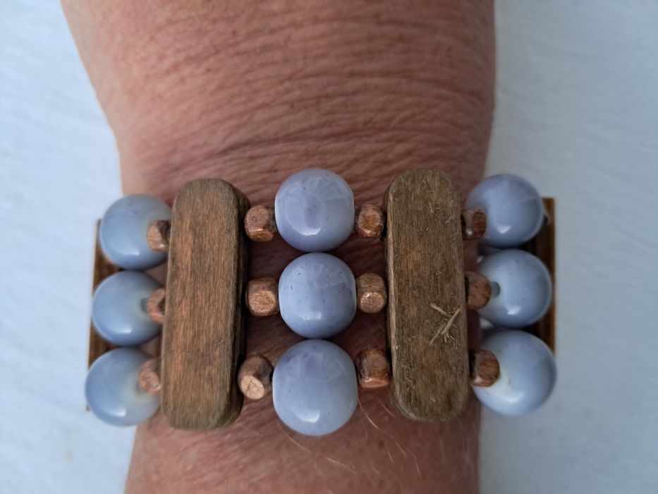Pulseira Artesanal Exclusiva em Madeira Clara e Cristal Cinzento Marmoreado (16 cm)