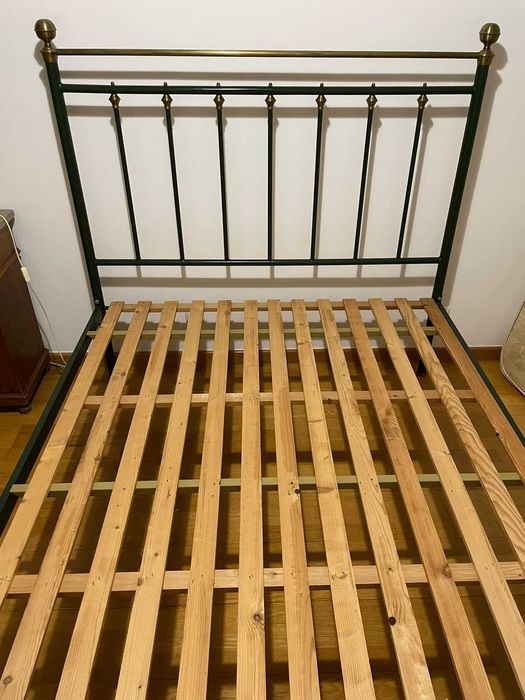 Vendo cama de latão, cor verde escuro com colchão