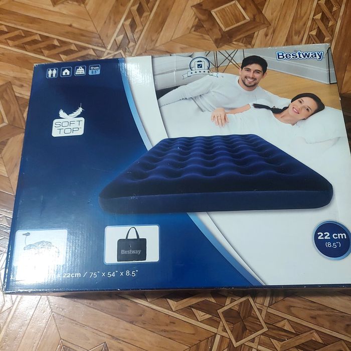 Надувной матрас 1.9×1.4×22см с насосом в комплекте