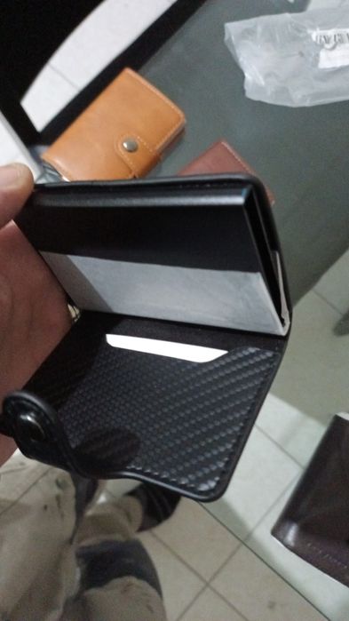 Carteiras pele e alumínio