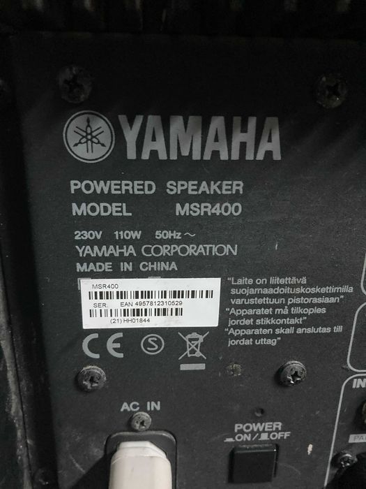 Conjunto de colunas Yamaha com os tripes