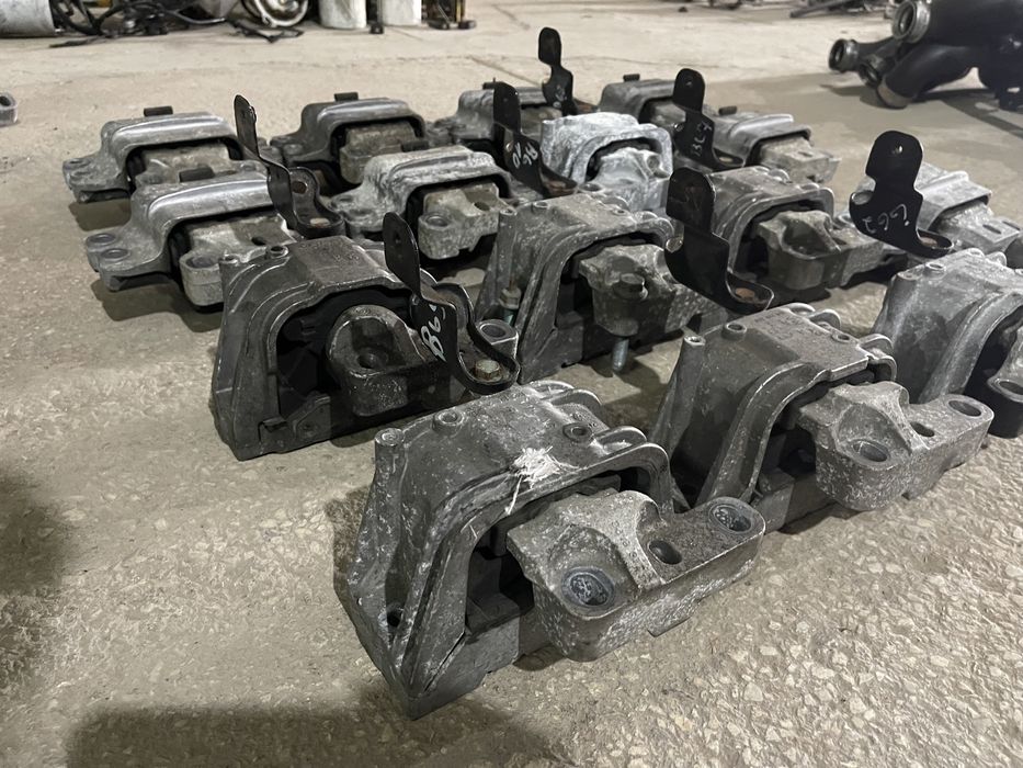 Подушка мотора Пасат Б6 подушка двигателя кпп Passat B6 кріплення двиг