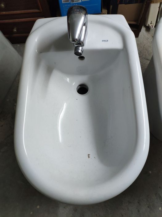 Bidé com  torneira da marca Roca