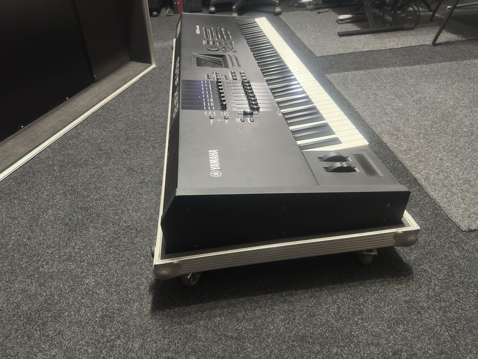 Vendo Yamaha Motif XF8 mais a Flightcase com rodas