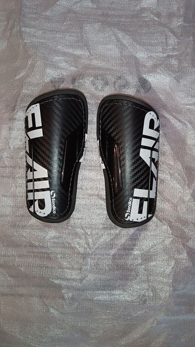 Продам дитячі футбольні щитки