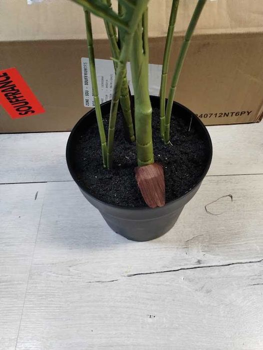 Sztuczna palma Amazon Basics w plastikowej doniczce Wysokość 119,8 cm