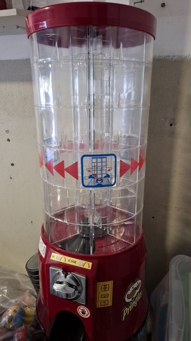 Máquina expendedora de  Pringles.