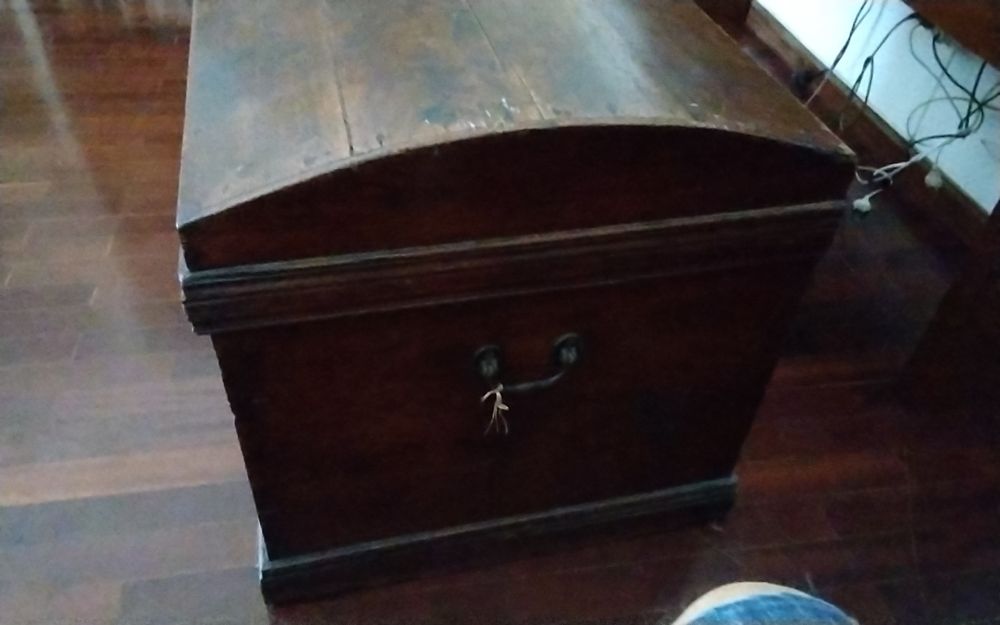 Arca muito antiga e bela para restaurar!