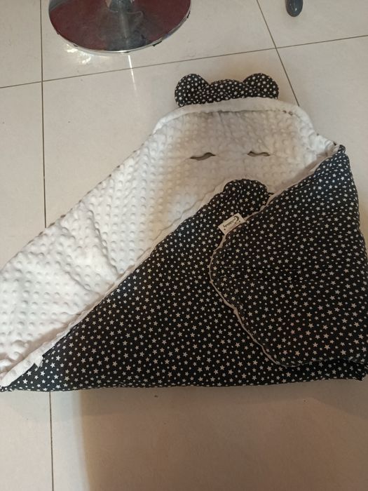 Śliczny kocyk do wózka lub fotelika z otworami na pasy bezpieczeństwa