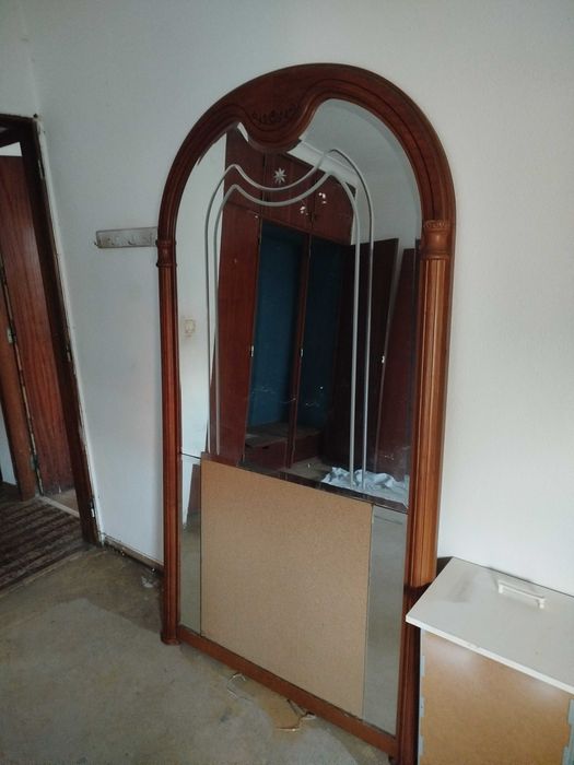 Espelho com moldura de cerejeira