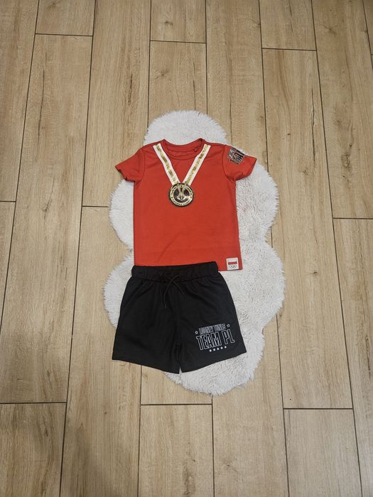Spodenki koszulka czerwona czarna looney złoty medal strój sportowy