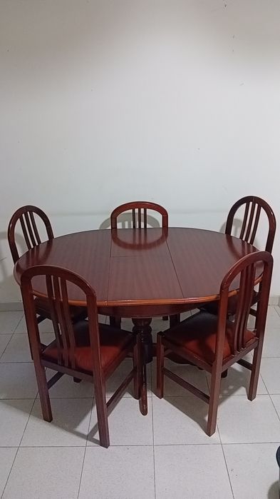 Mesa de Jantar Redonda Extensível (Madeira Maciça) + 5 Cadeiras