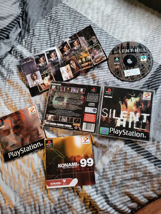 Vendo o clássico jogo de terror Silent Hill original para a PlayStation 1 (PS1), na sua cobiçada primeira edição europeia Black Label