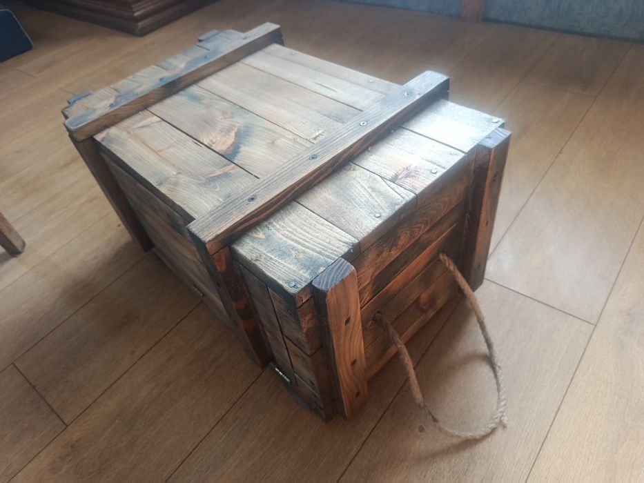 Skrzynia w stylu militarnym