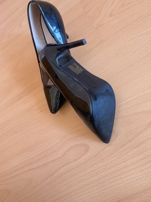 Sapatos de saltos com brilho