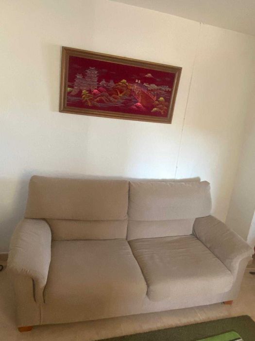 Sofa semi novo de 2-3 lugares Beje