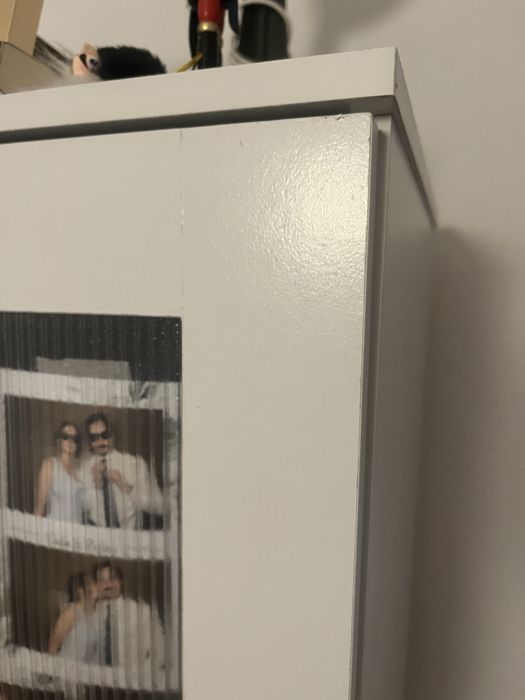 Estante branca com porta