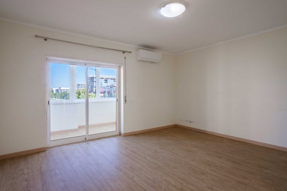 T3 renovado c/ garagem + carregamento elétrico (Metro C. Militar e Colombo)