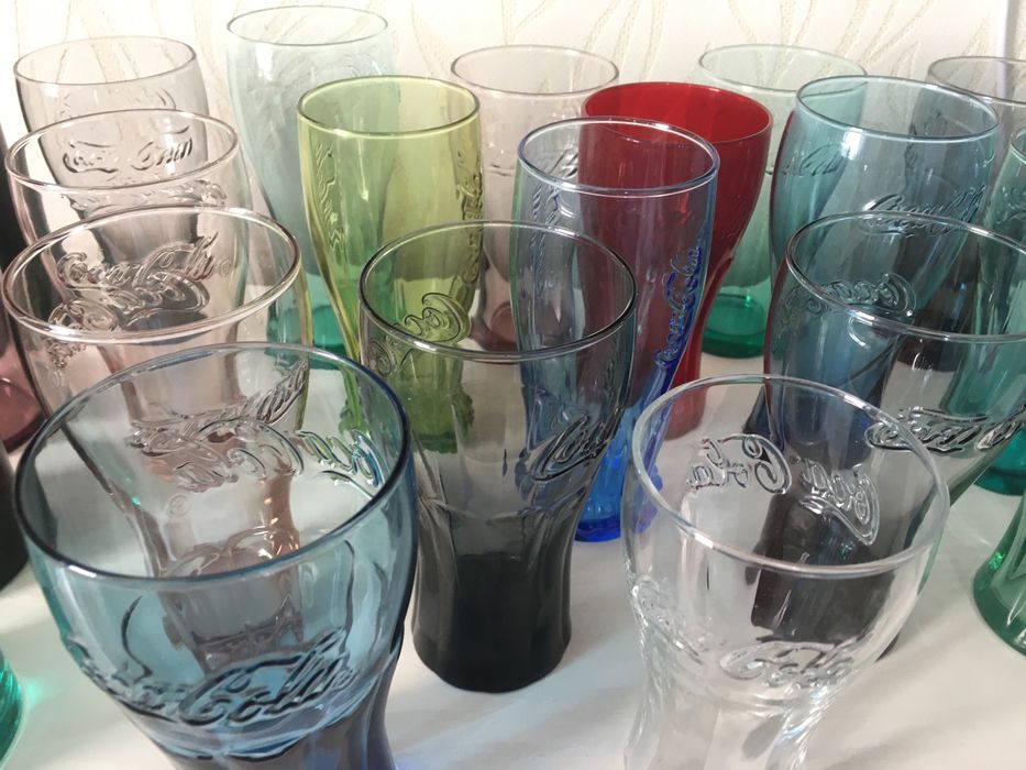 Кока Кола. Оригинал. Стаканы разного цвета.
