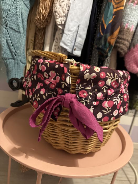 Koszyk wiklinowy na rower wypełnieniem