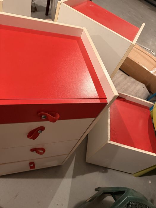 Armario com quatro gavetas quarto vermelho e azul e branco