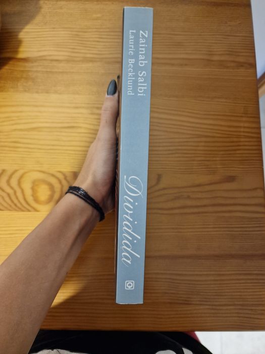 Livro "Dividida"