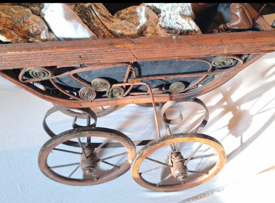 Stary wózek z lalką