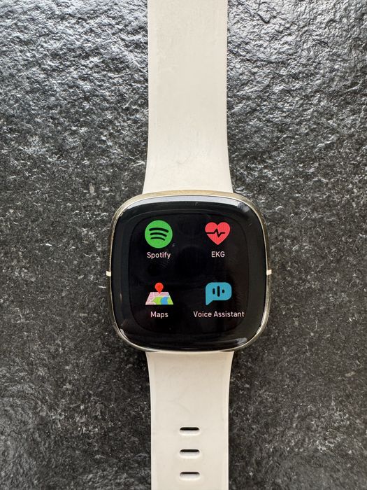 Smartwatch  Fitbit Sense - idealny prezent na gwiazdkę