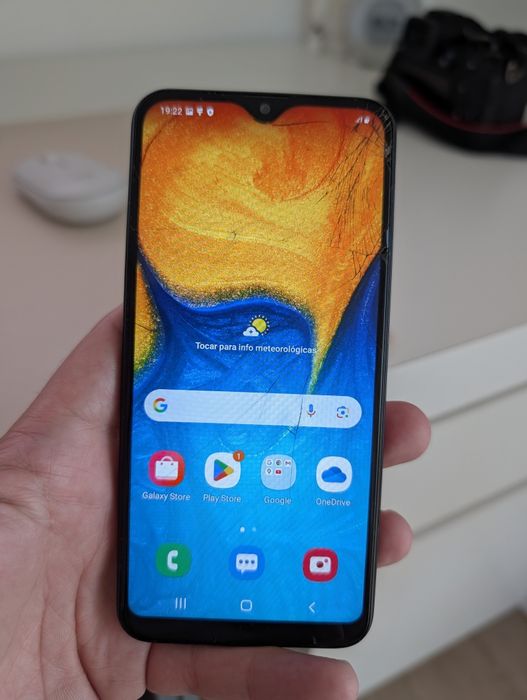 Samsung Galaxy A20e com ecrã rachado